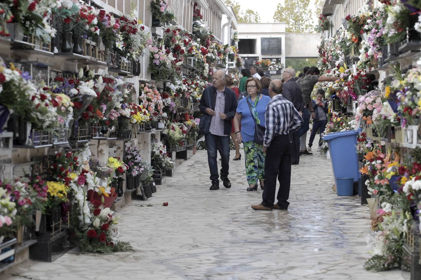 Los cementerios de San Clemente y San Cristóbal de Lorca recibieron miles de visitas con motivo de la celebración del día de Todos los Santos.