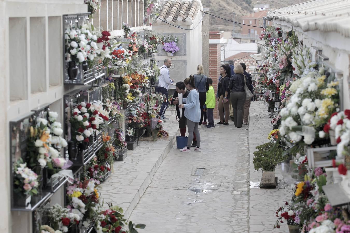 Los cementerios de San Clemente y San Cristóbal de Lorca recibieron miles de visitas con motivo de la celebración del día de Todos los Santos.