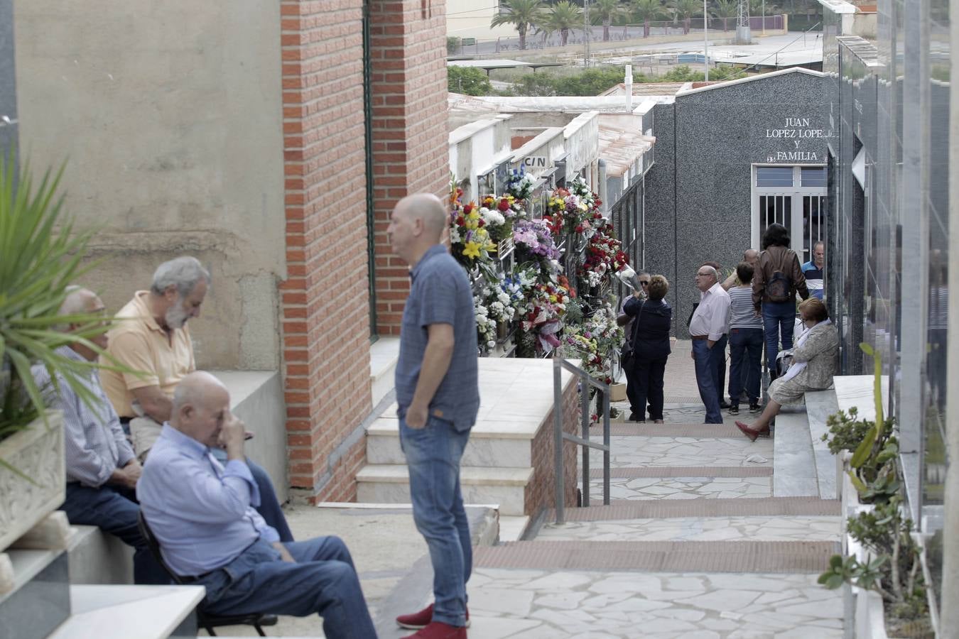 Los cementerios de San Clemente y San Cristóbal de Lorca recibieron miles de visitas con motivo de la celebración del día de Todos los Santos.