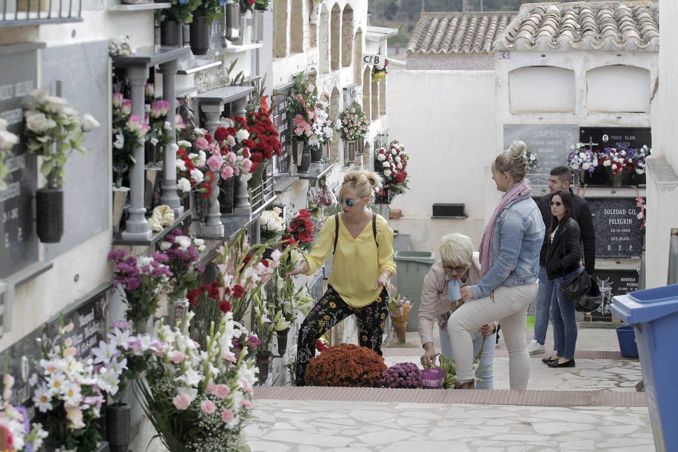 Los cementerios de San Clemente y San Cristóbal de Lorca recibieron miles de visitas con motivo de la celebración del día de Todos los Santos.