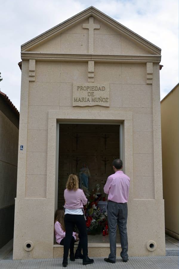 Los familiares visitan las tumbas de sus seres queridos y las visten de flores. 