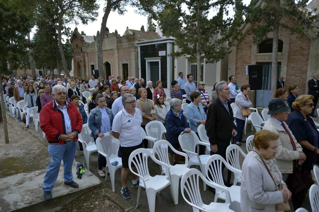 Los familiares visitan las tumbas de sus seres queridos y las visten de flores. 