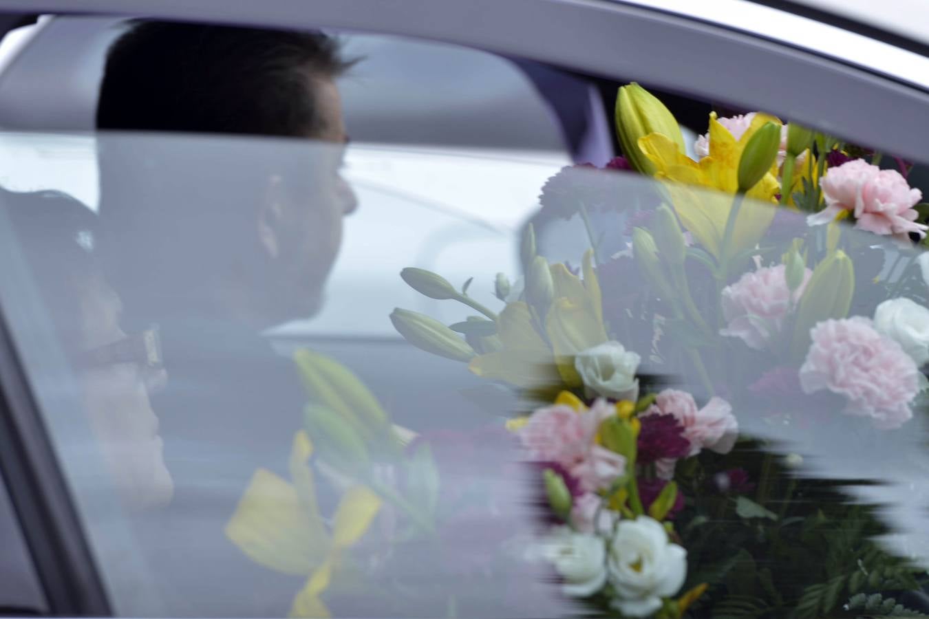 Los familiares visitan las tumbas de sus seres queridos y las visten de flores. 
