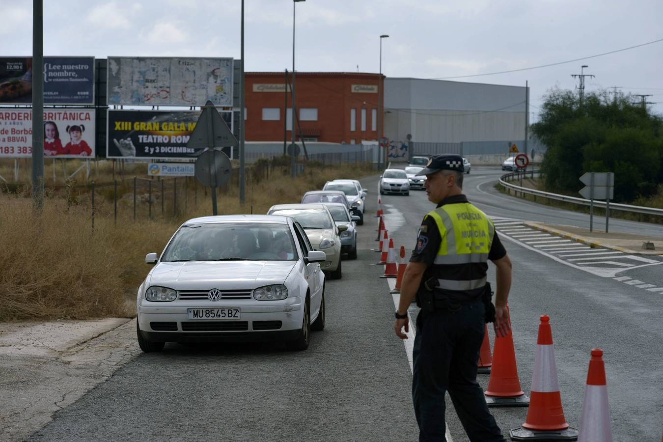 Los familiares visitan las tumbas de sus seres queridos y las visten de flores. 