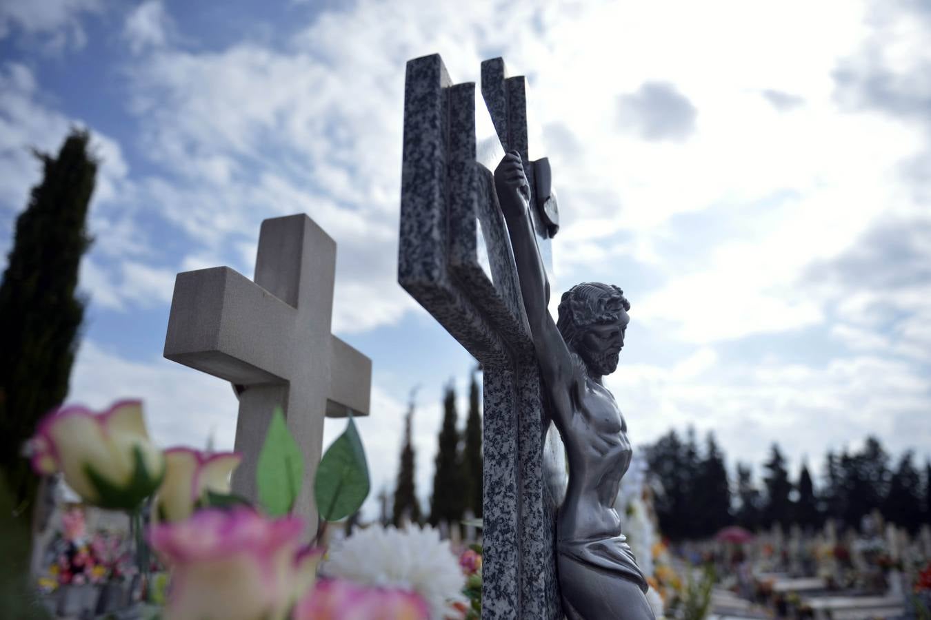 Los familiares visitan las tumbas de sus seres queridos y las visten de flores. 