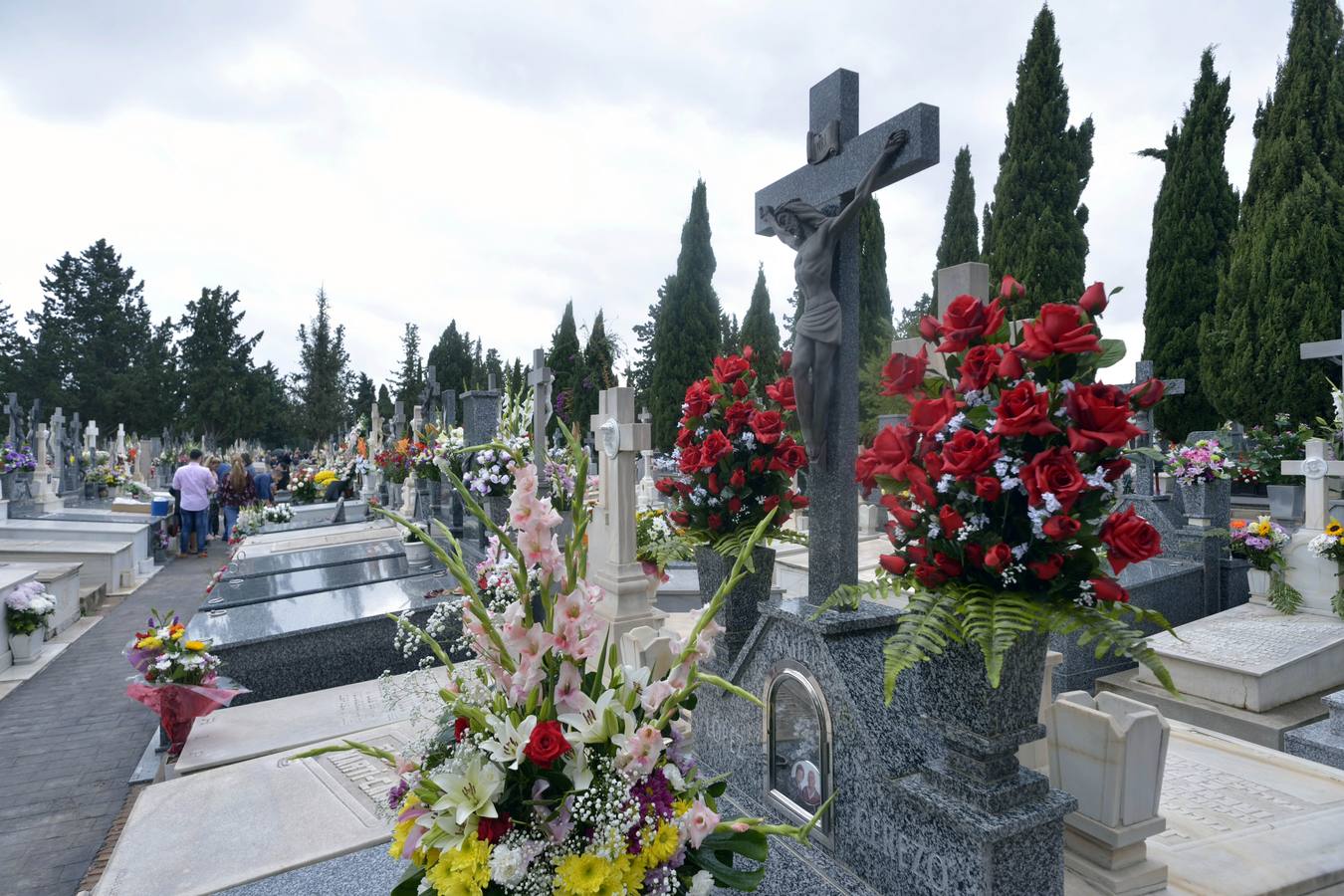 Los familiares visitan las tumbas de sus seres queridos y las visten de flores. 