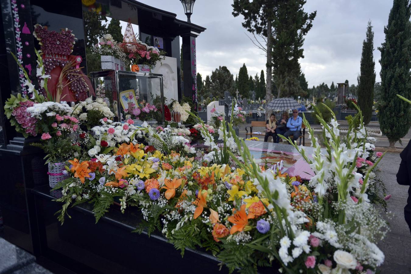 Los familiares visitan las tumbas de sus seres queridos y las visten de flores. 