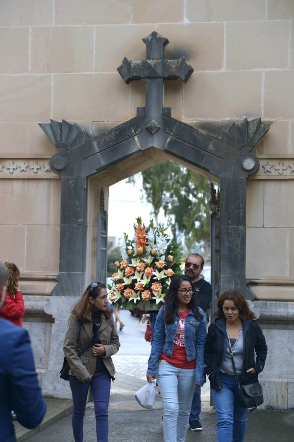 Los familiares visitan las tumbas de sus seres queridos y las visten de flores. 