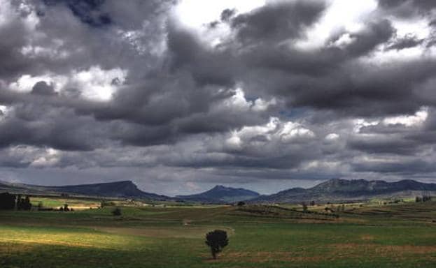 Atardecer con nubes en los campos de El Sabinar.