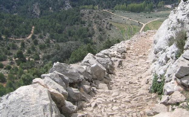 Imagen principal - La senda que baja hasta el Barranco de Hondares, la faja de piedra y un detalle del empedrado centenario.