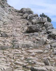 Imagen secundaria 2 - La senda que baja hasta el Barranco de Hondares, la faja de piedra y un detalle del empedrado centenario.