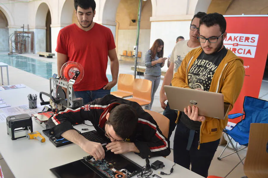 La quinta Jornada de Asociaciones y Equipos de Competición de la Escuela de Industriales permitió a los estudiantes mostrar sus creaciones