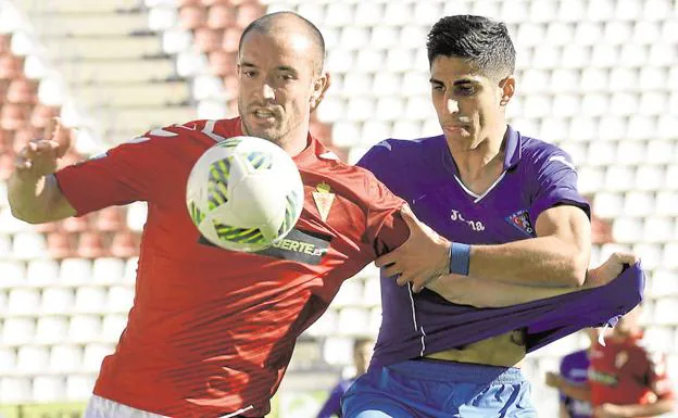 Golobart, la temporada pasada con el Real Murcia, peleando por un balón.
