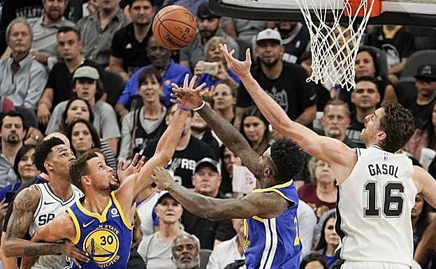 Pau Gasol lucha por un rebote. 