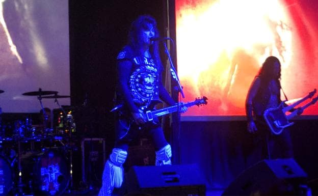 Blackie Lawless, voz y guitarra rítmica de W.A.S.P., junto al guitarrista Doug Blair.