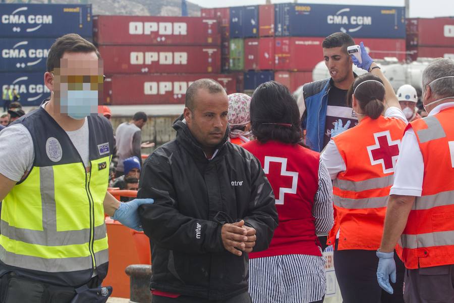 Atienden a 40 personas y esperan la llegada de más de 50 que fueron rescatados por la Guardia Civil y Salvamento Marítimo