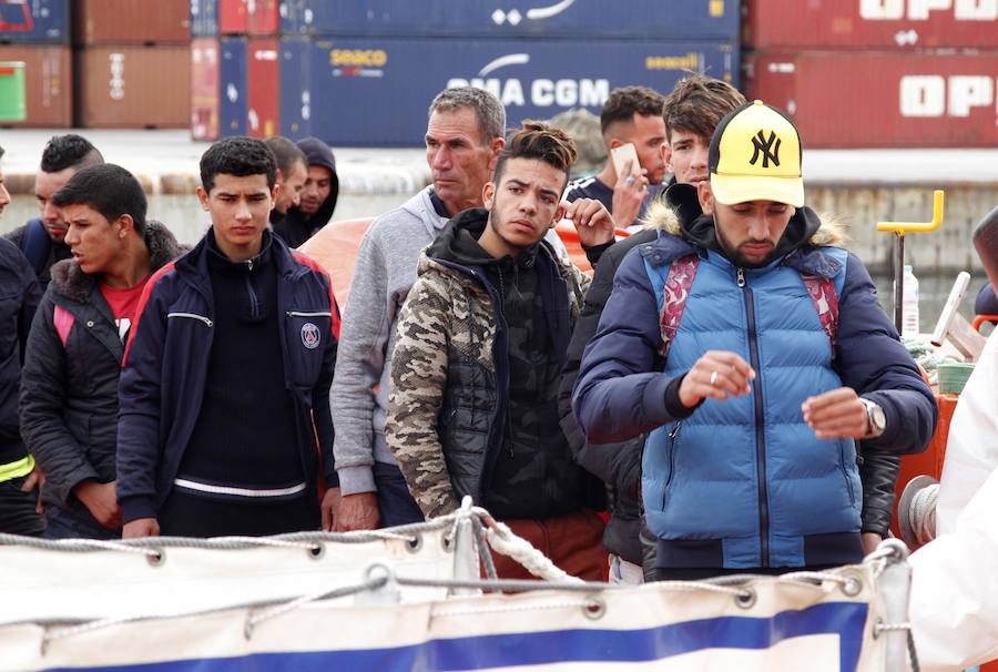 Atienden a 40 personas y esperan la llegada de más de 50 que fueron rescatados por la Guardia Civil y Salvamento Marítimo