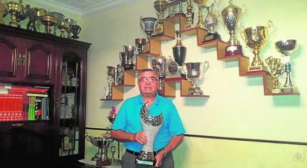 Pedro Yepes muestra todos los trofeos que ha logrado en estos 40 años.