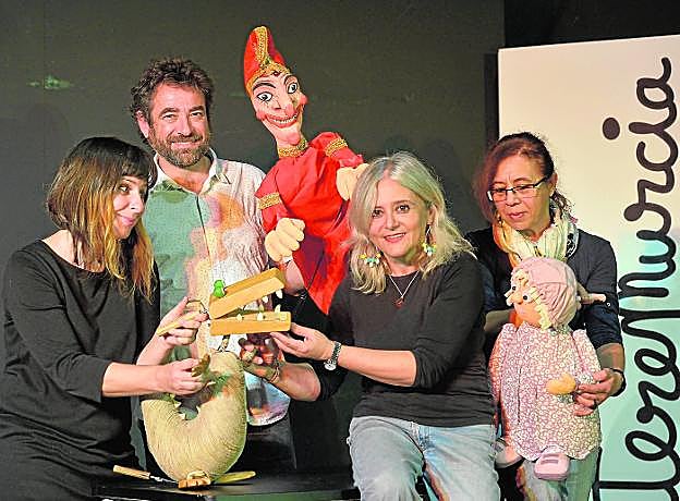 Los titiriteros Mª Socorro García, Ángel Salcedo, Francisca García y Carmen Navarro, miembros de la comisión artística del Festival Títeremurcia, con algunas marionetas.