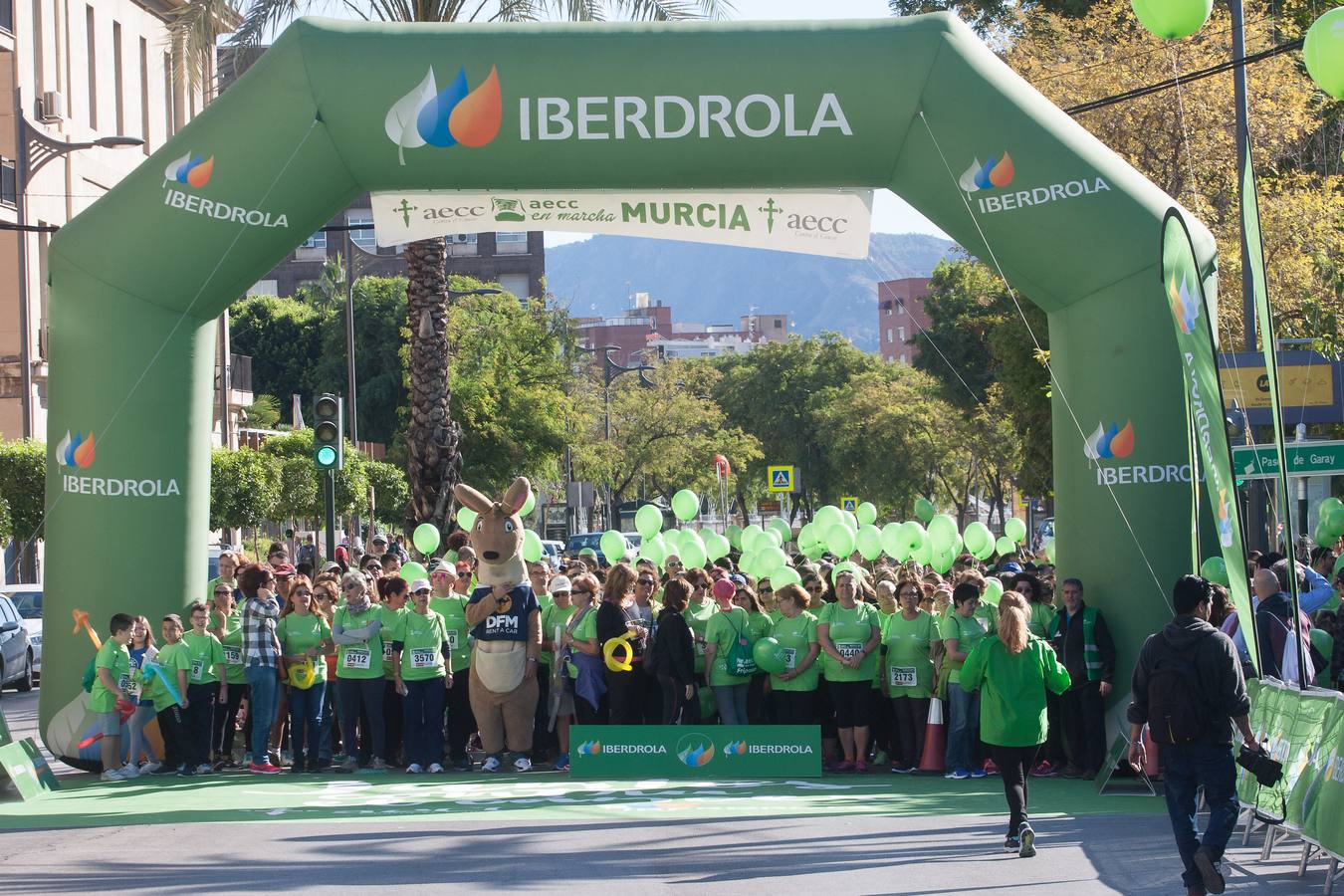 Una marea verde recorre el centro de Murcia para luchar contra el cáncer