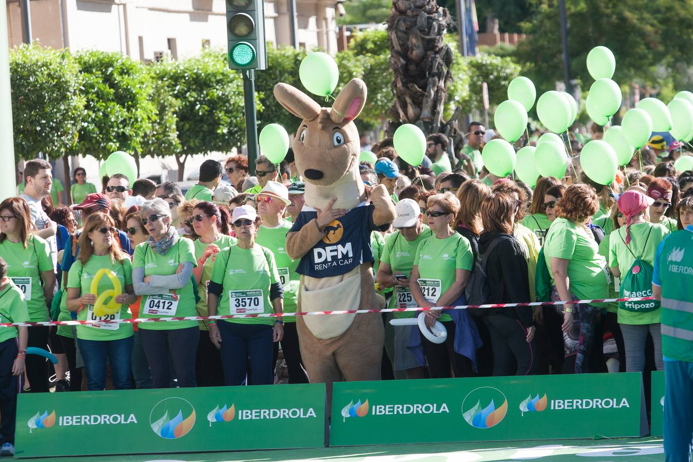 Una marea verde recorre el centro de Murcia para luchar contra el cáncer