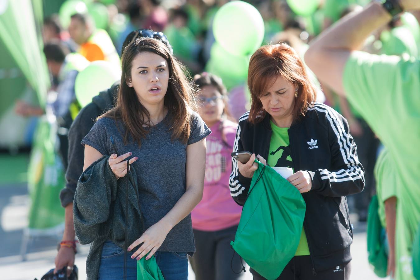 Una marea verde recorre el centro de Murcia para luchar contra el cáncer
