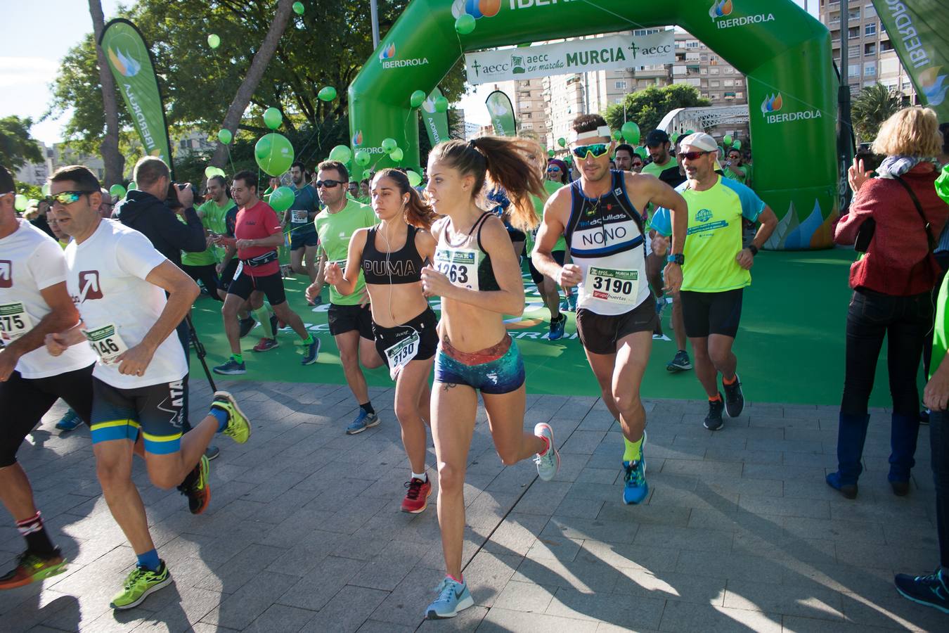 Una marea verde recorre el centro de Murcia para luchar contra el cáncer
