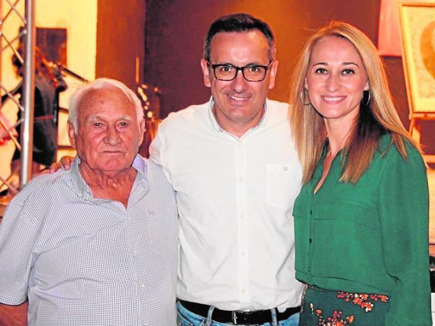 Diego Conesa, entre Manuel Gambín, presidente del PSOE de Alhama, y la concejal Mariola Guevara.