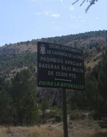 Imagen secundaria 2 - La chopera del Cortijo del Nevazo, el camino que sube hasta el Nevazo y un cartel informativo del Ayuntamiento de Caravaca.