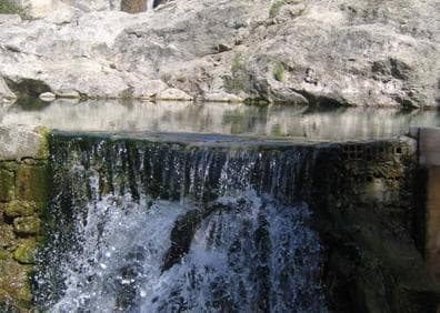 Imagen secundaria 1 - Caída del arroyo de Hondares, que discurre junto a la poza, el tablacho que contiene el agua termal y la esquina de la poza donde surge el agua caliente.