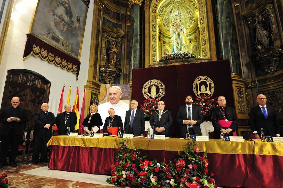 El templo de Los Jerónimos se llena de profesores, estudiantes y representantes de distintos sectores de la sociedad murciana, que asistieron a la lección inaugural pronunciada por el presidente del Tribunal Constitucional, Juan José González Rivas.