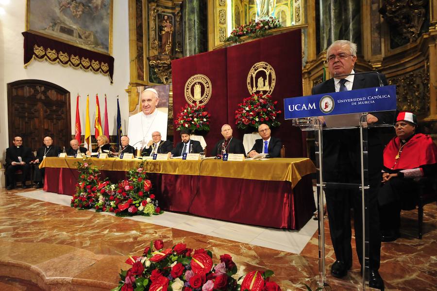 El templo de Los Jerónimos se llena de profesores, estudiantes y representantes de distintos sectores de la sociedad murciana, que asistieron a la lección inaugural pronunciada por el presidente del Tribunal Constitucional, Juan José González Rivas.