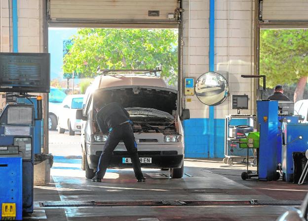 Un trabajador de la ITV de Cartagena inspecciona una furgoneta, ayer, en las instalaciones de La Asomada. 