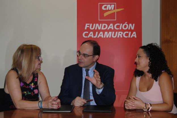 Pascual Martínez, gerente de Fundación Cajamurcia, flanqueado por Mª José Plana y María Sabater, gerente y nueva presidenta de la Asociación de Fibrosis Quística, respectivamente.
