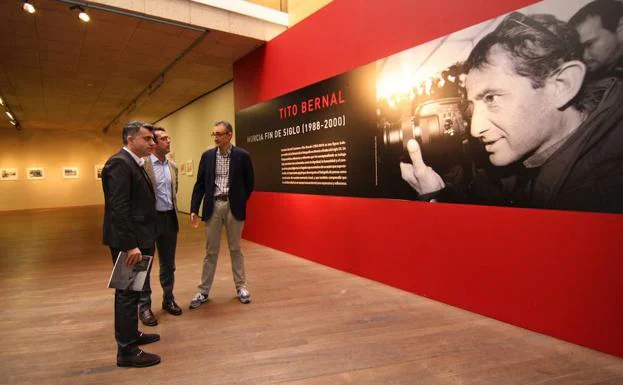 El director general de Bienes Culturales, Juan Antonio Lorca (i), durante la presentación de la exposición 'Murcia. Fin de siglo (1988-2000)’, de Tito Bernal.