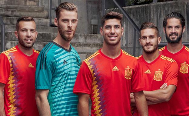 Enfados y bromas con la nueva camiseta de la Selección