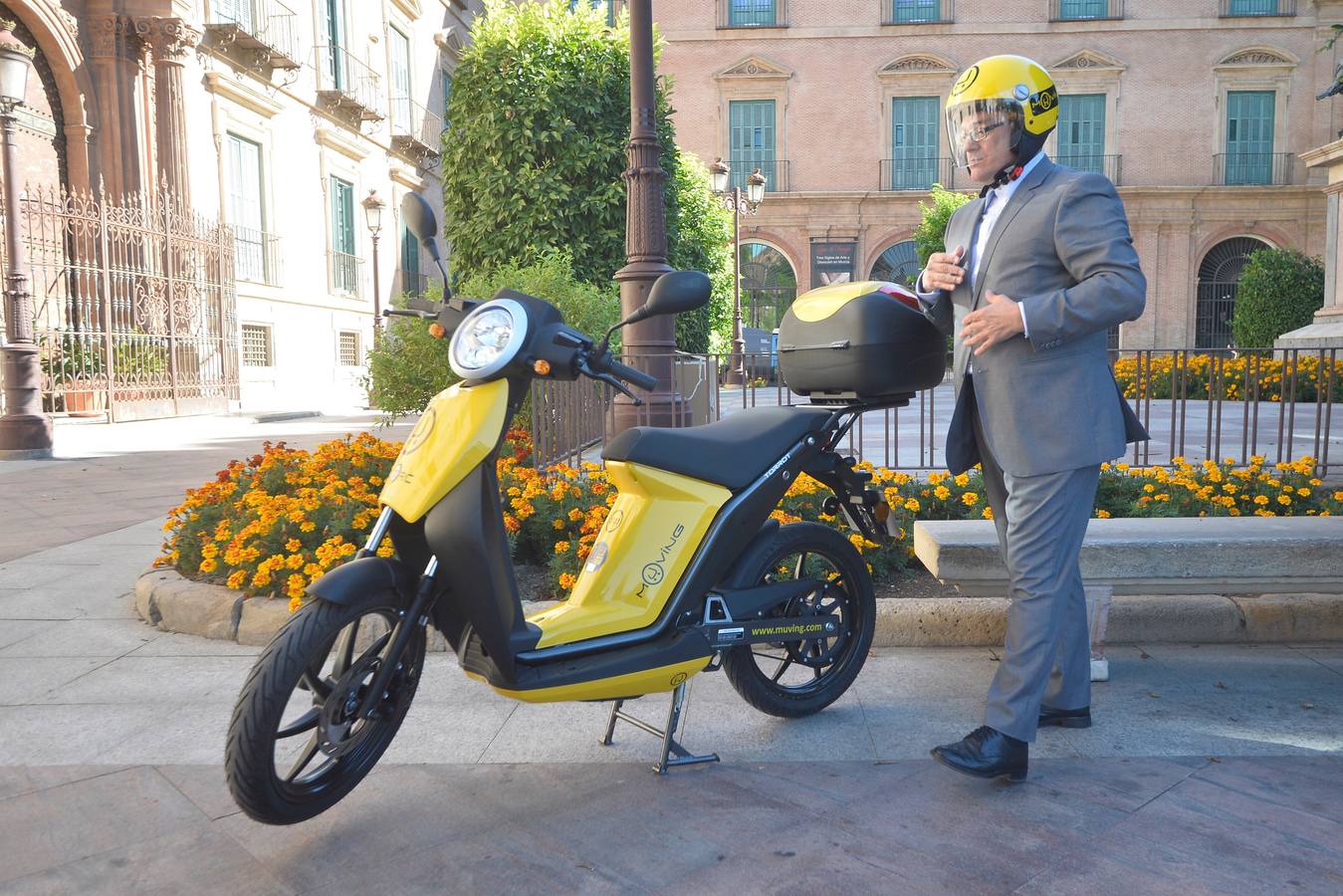 Las motos eléctricas de alquiler por minutos ya están en Murcia. Son fácilmente distinguibles por su color amarillo y, en poco tiempo, se verán muchas por la ciudad