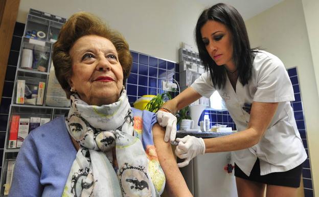 Una mujer recibe la vacuna de la gripe en la campaña 2016. 