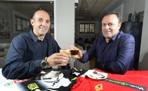 Alberto Monteagudo y José María Salmerón tomando café, ayer en La Marquesita.