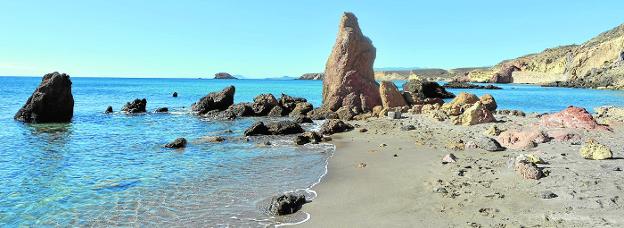 La playa de Piedra Mala y la bahía que se esconde tras Punta Cueva de Lobos.