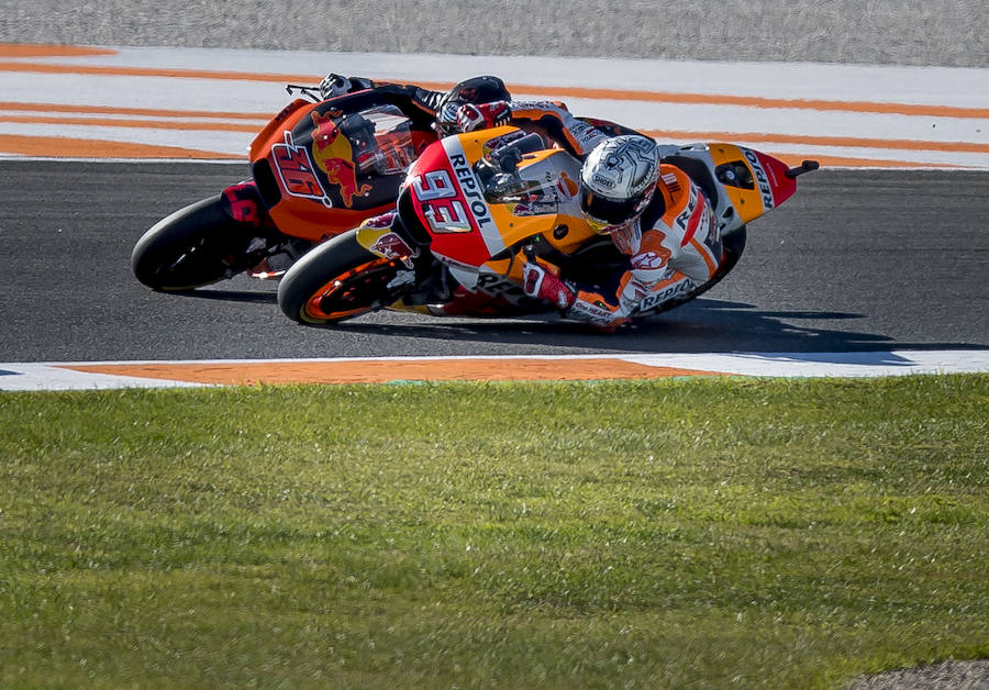 El español Marc Márquez, líder del Mundial de MotoGP con 21 puntos de ventaja sobre Dovizioso a falta de la última prueba, sólo pudo ser el sexto más rápido este viernes a 603 milésimas de Jorge Lorenzo, quien volvió a beneficiarse de un circuito que le va muy bien.