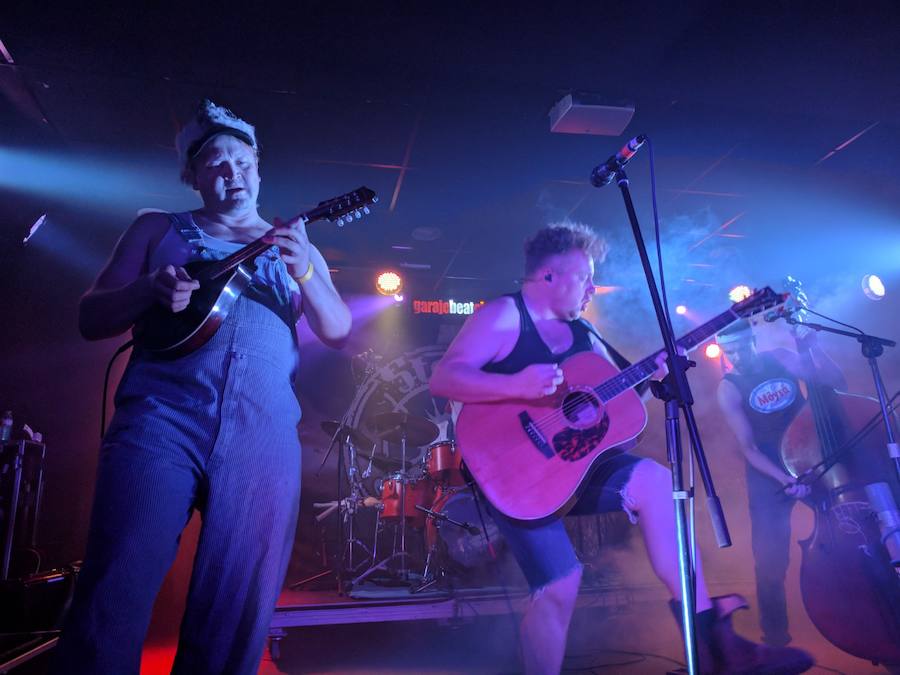 El grupo de granjeros Steve 'N' Seagulls ofreció este jueves un concierto cargado de humor y energía en la sala Garaje Beat Club de Murcia
