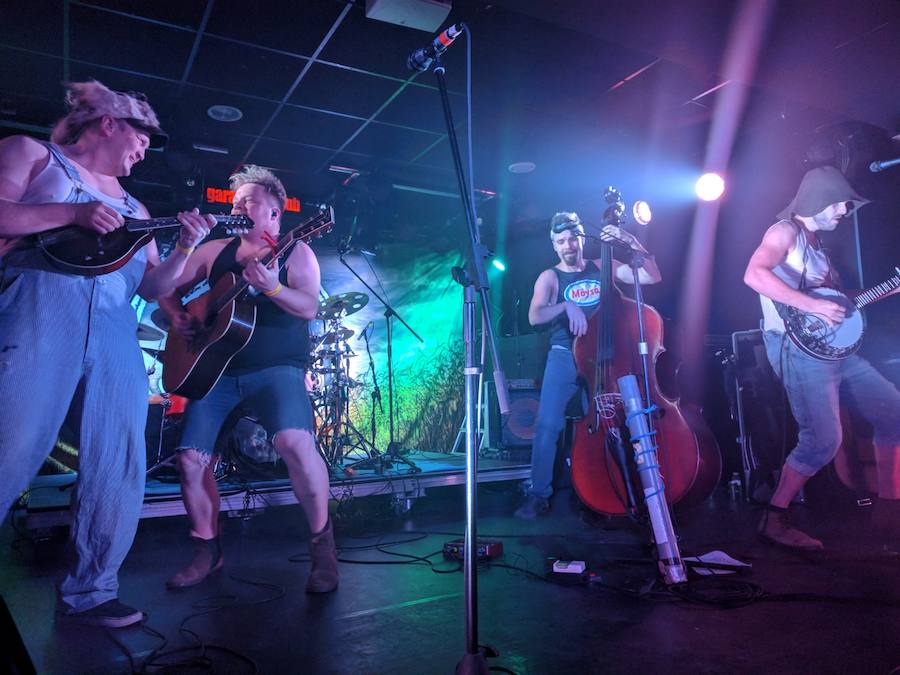 El grupo de granjeros Steve 'N' Seagulls ofreció este jueves un concierto cargado de humor y energía en la sala Garaje Beat Club de Murcia