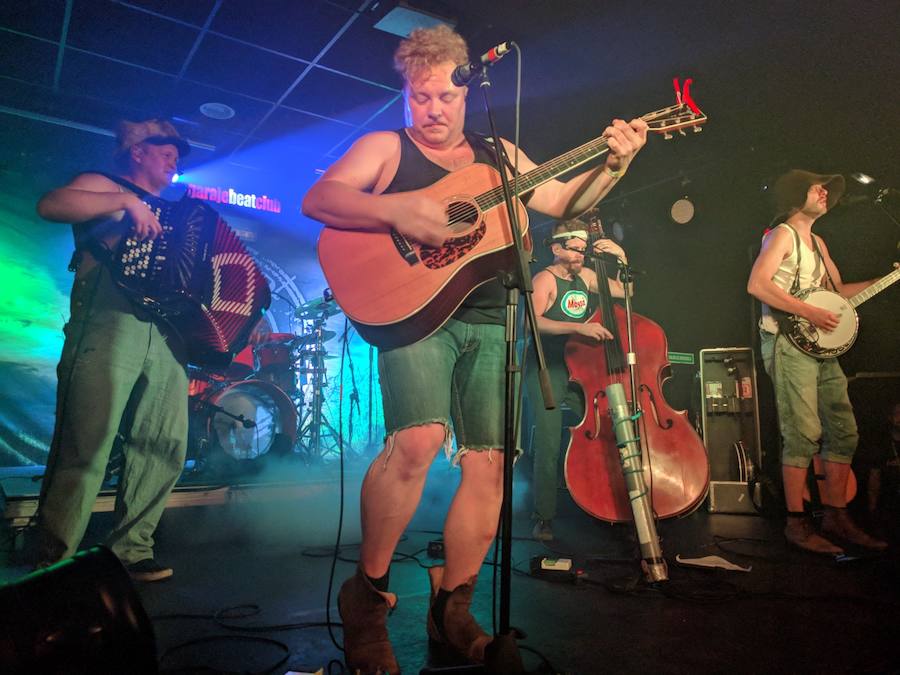 El grupo de granjeros Steve 'N' Seagulls ofreció este jueves un concierto cargado de humor y energía en la sala Garaje Beat Club de Murcia