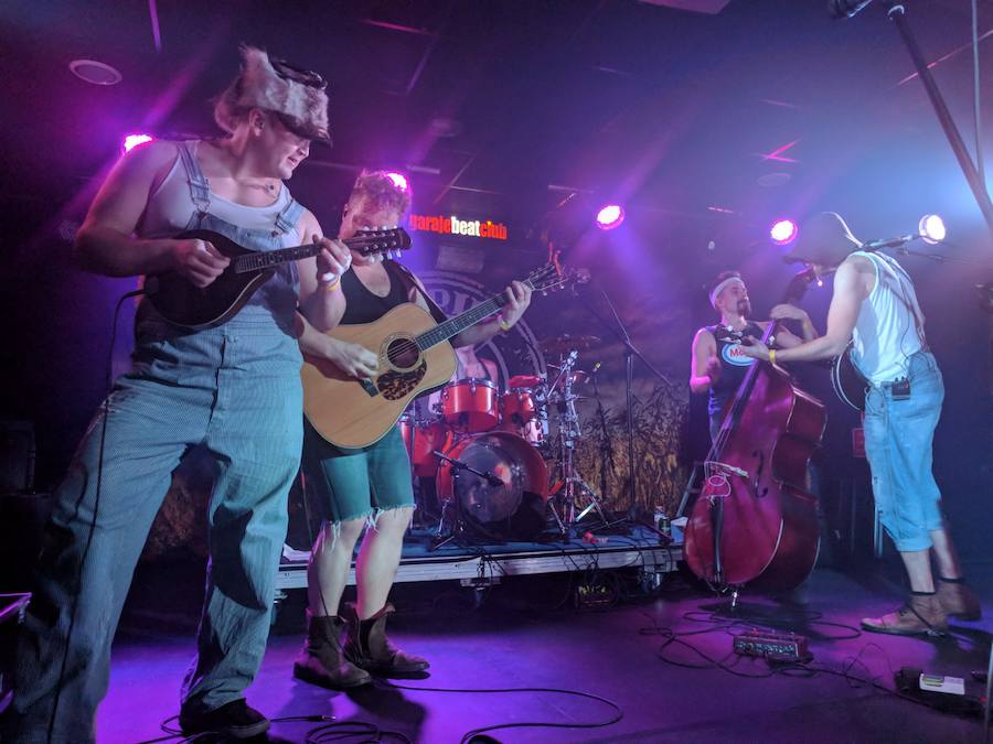 El grupo de granjeros Steve 'N' Seagulls ofreció este jueves un concierto cargado de humor y energía en la sala Garaje Beat Club de Murcia