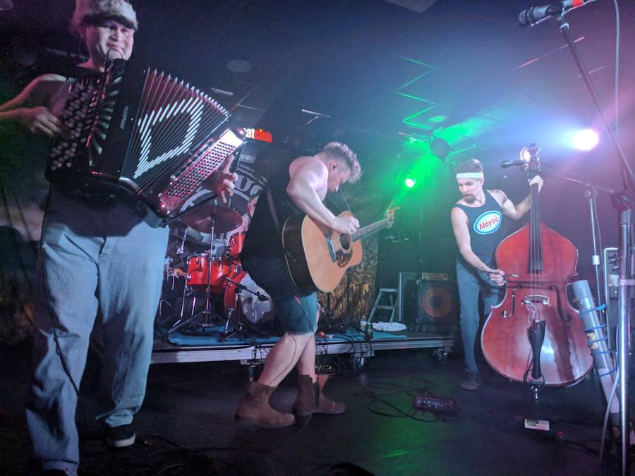 El grupo de granjeros Steve 'N' Seagulls ofreció este jueves un concierto cargado de humor y energía en la sala Garaje Beat Club de Murcia