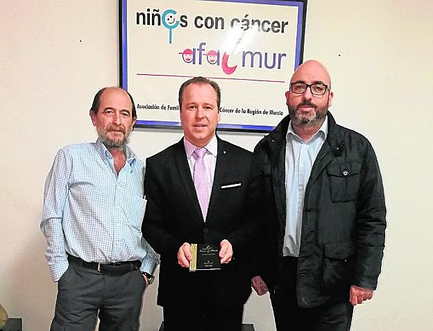 Francisco Palazón, Paco Blasco -con uno de los libros- y Rafael Ros, en la sede de Afacmur.