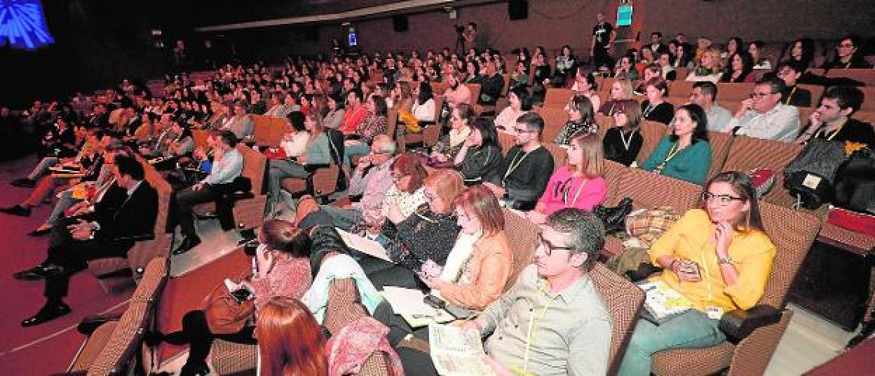 Los educadores, expertos y profesionales asistentes ayer a las jornadas educativas Proyecto Aula (Paula), en el Aula Fundación Caja Mediterráneo.