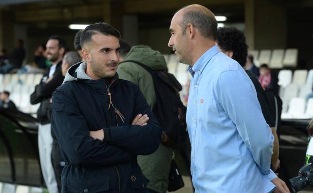 El técnico del Cartagena charla instantes antes del comienzo del partido