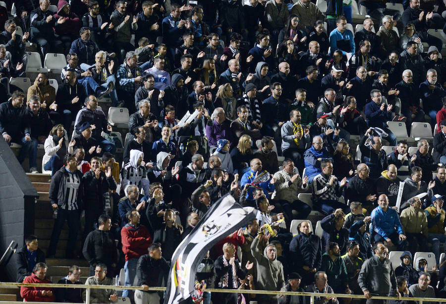 Más de 9.000 aficionados se dieron cita en el feudo albinegro para ver la victoria del Efesé ante el Real Murcia